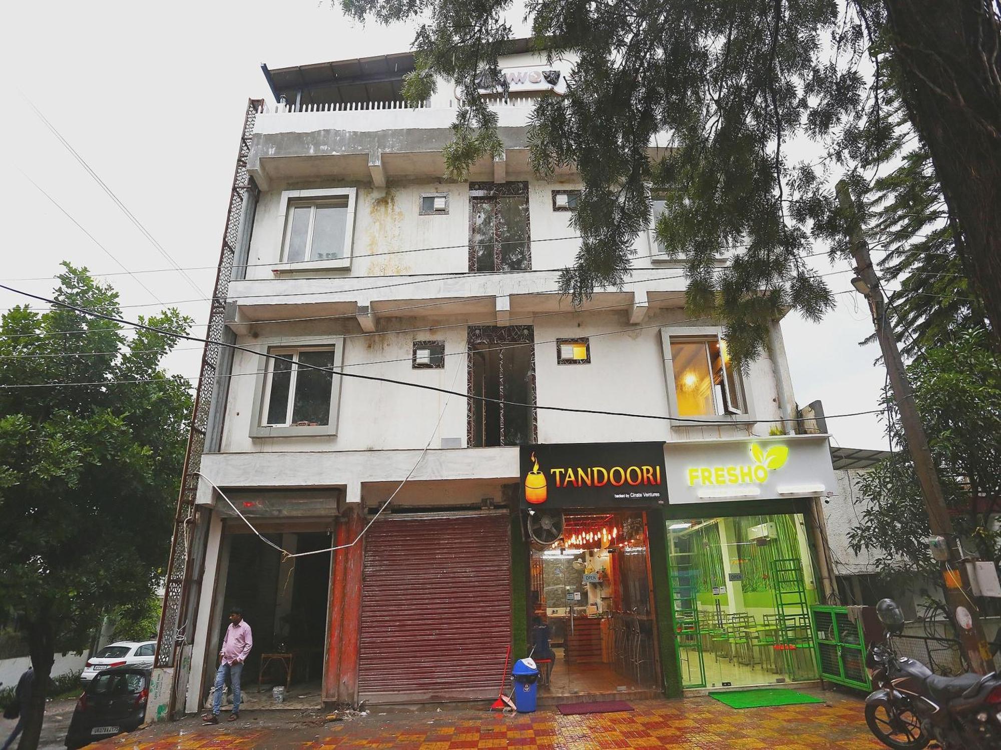 Capital O 15566 Hotel Rosewood Inn Rājpur Exterior foto
