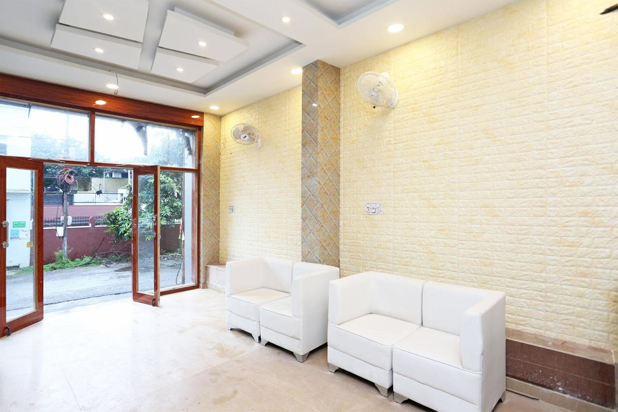 Capital O 15566 Hotel Rosewood Inn Rājpur Exterior foto